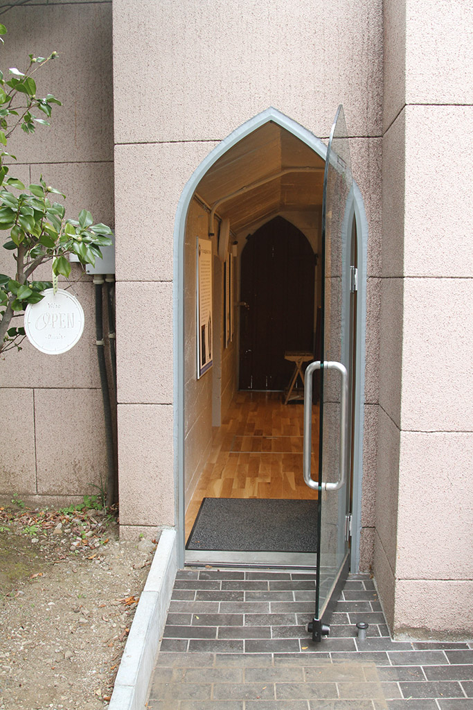 聖堂右外入り口